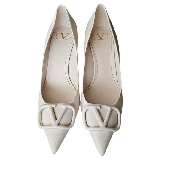 Valentino Garavani Vlogo Signature Pump Size 38 Ivory White Pointed Toe Low Heel - Picture 1 of 9